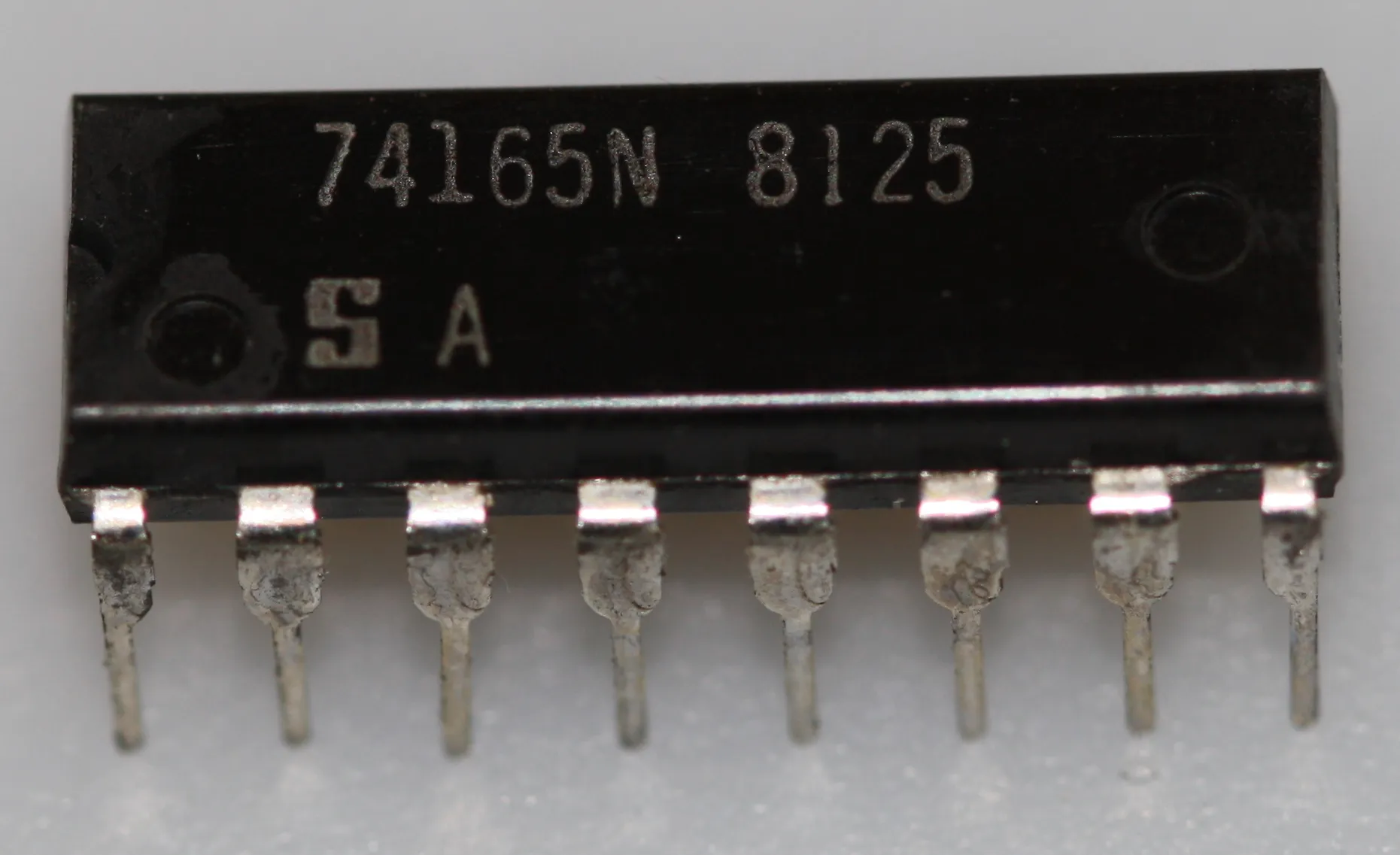8-bit serial shift register, parallel Load, complementary outputs DIP ...